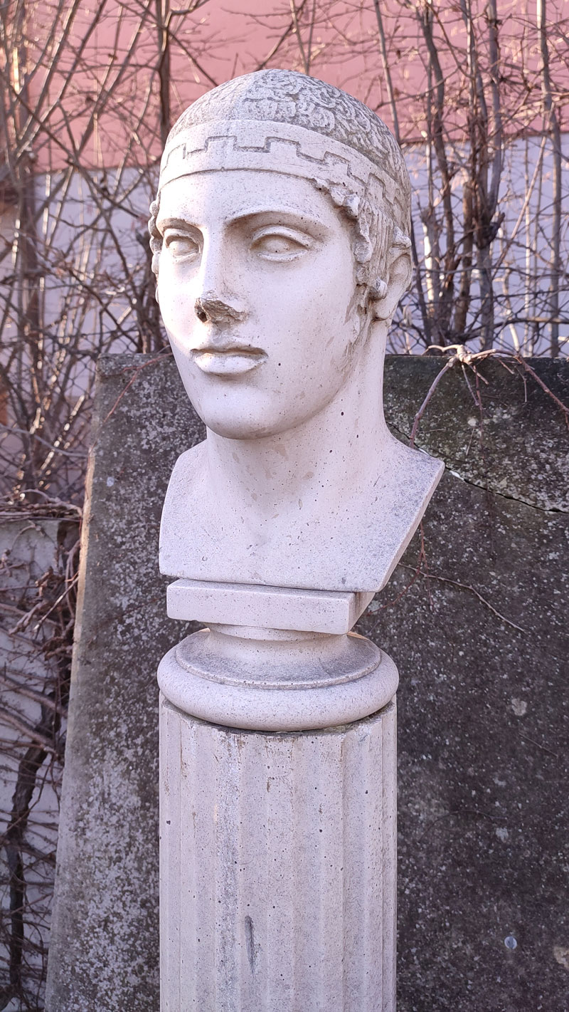 Rzeźba głowy na postumencie no.8