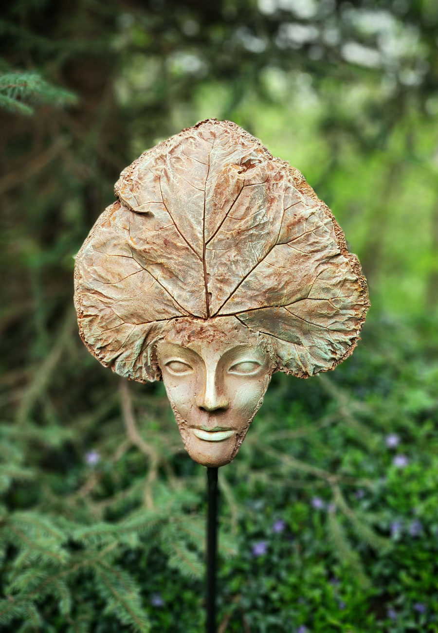 Rzeźba ogrodowa Głowa z liściem – Martha Mulawa